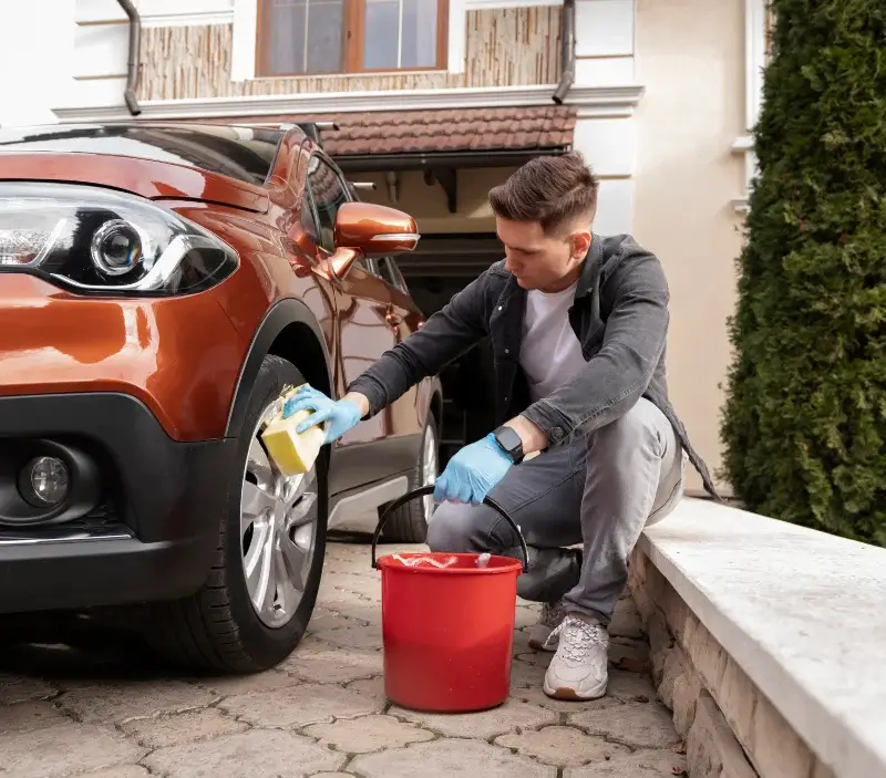 Lavage auto à domicile Sauveterre-de-Guyenne : professionnel intervenant sur un véhicule